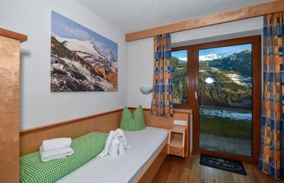 Schlafzimmer UG 4 Bett